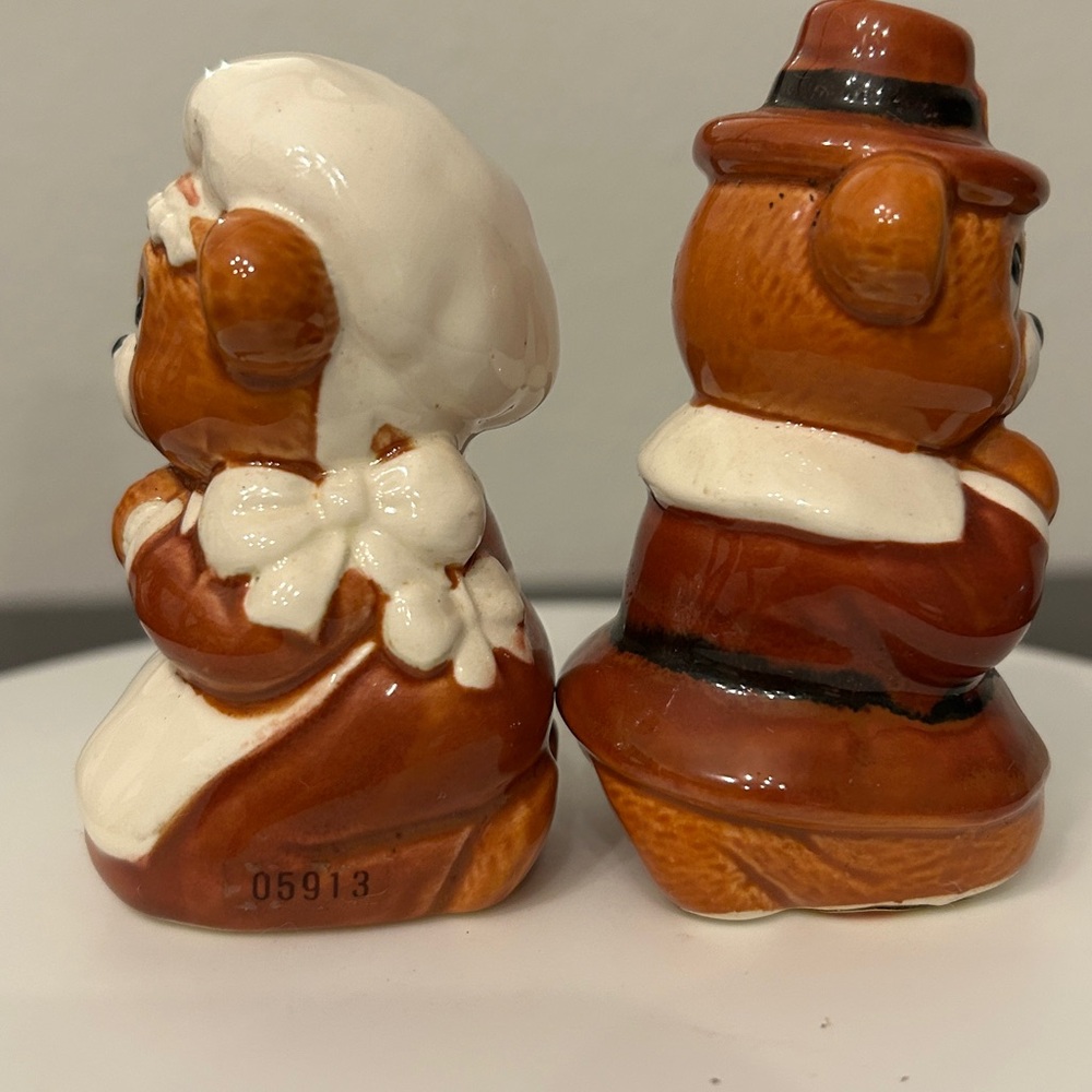 Vintage 80’s Lefton Pilgrim Bears Ceramic Salt and Pepper Shakers - Picture 4 of 9